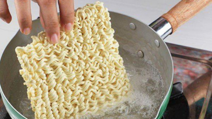 1 gói mì tôm bao nhiêu calo? Thành phần dinh dưỡng, cách ăn lành mạnh, ảnh hưởng cân nặng, cách kết hợp thực phẩm