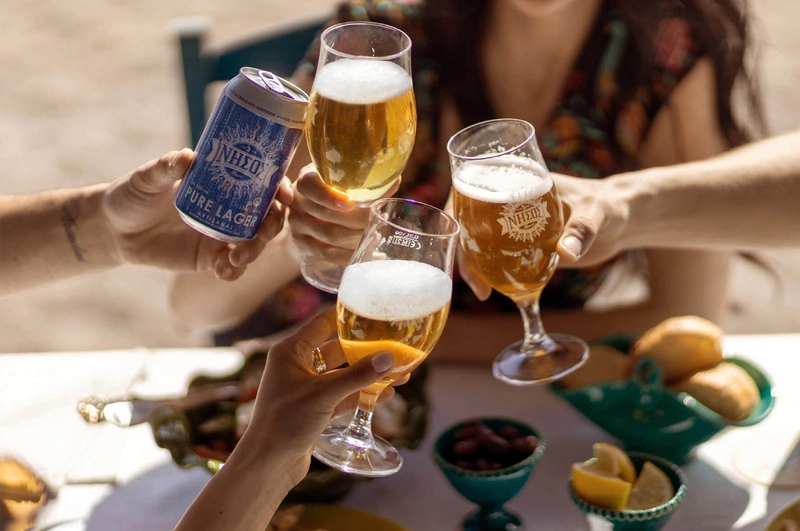 1 lon bia bao nhiêu calo? Thành phần dinh dưỡng, loại bia, tác động sức khỏe, so sánh hoạt động đốt cháy