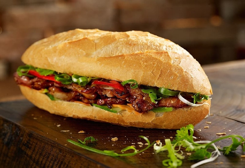 1 ổ bánh mì thịt bao nhiêu calo, protein? Giá trị dinh dưỡng, yếu tố ảnh hưởng, so sánh món tương đương, tác động cân nặng