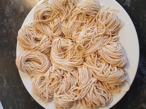 1 vắt mì trứng bao nhiêu calo? Trọng lượng, thành phần dinh dưỡng, cách chế biến ảnh hưởng thế nào