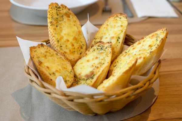 Bánh mì bơ bao nhiêu calo? Loại bánh, loại bơ, bảng thành phần dinh dưỡng ảnh hưởng thế nào