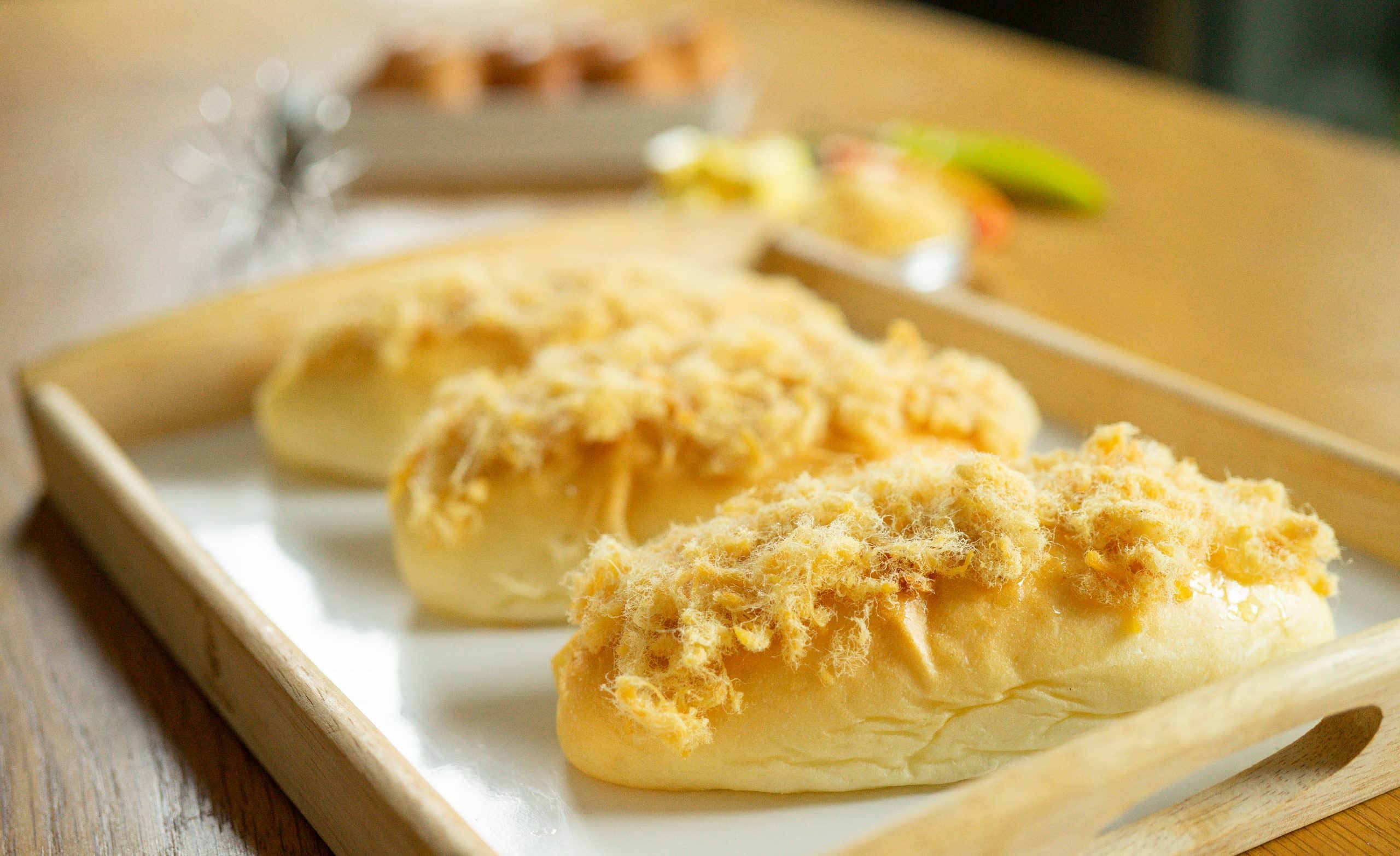 Bánh mì chà bông bao nhiêu calo? Yếu tố ảnh hưởng, tăng cân không, phù hợp ăn kiêng, so sánh calo