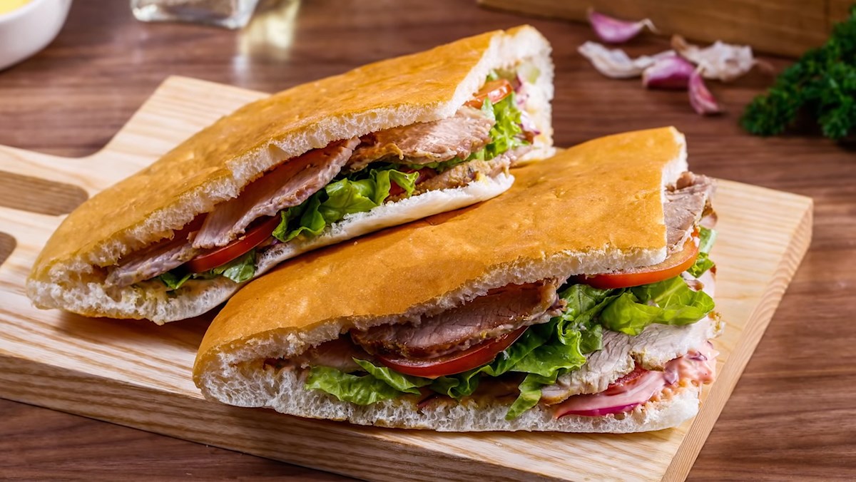 Bánh mì kebab bao nhiêu calo? Yếu tố ảnh hưởng lượng calo, giá trị dinh dưỡng, phân tích dinh dưỡng phổ biến