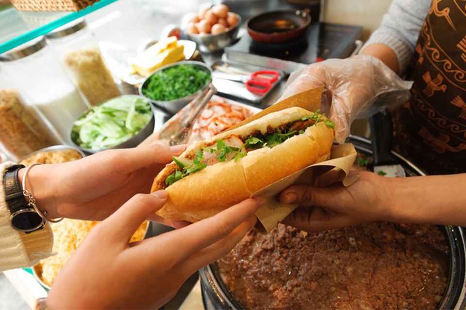 Bánh mì pate bao nhiêu calo? Thành phần dinh dưỡng, tác động sức khỏe, so sánh biến tấu ăn kiêng