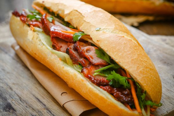 Bánh mì thịt nướng bao nhiêu calo? Calo từng thành phần, dưỡng chất cung cấp, so với phở và cơm tấm