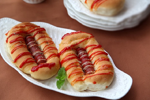 Bánh mì xúc xích bao nhiêu calo? Lượng năng lượng, ảnh hưởng sức khỏe, so sánh với thực phẩm khác