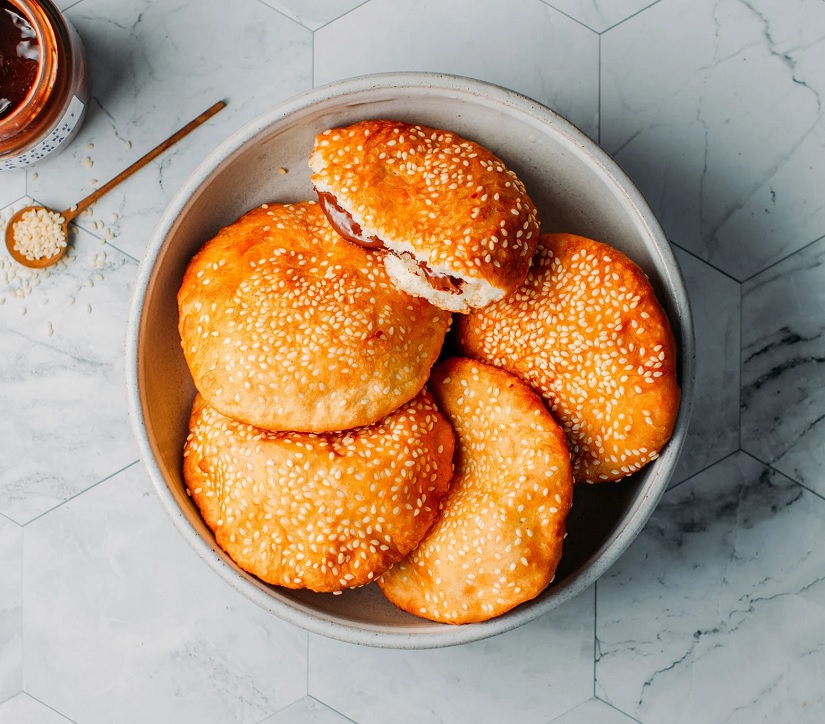 Bánh tiêu bao nhiêu calo? Năng lượng từng cái, ảnh hưởng cân nặng, so với món thay thế