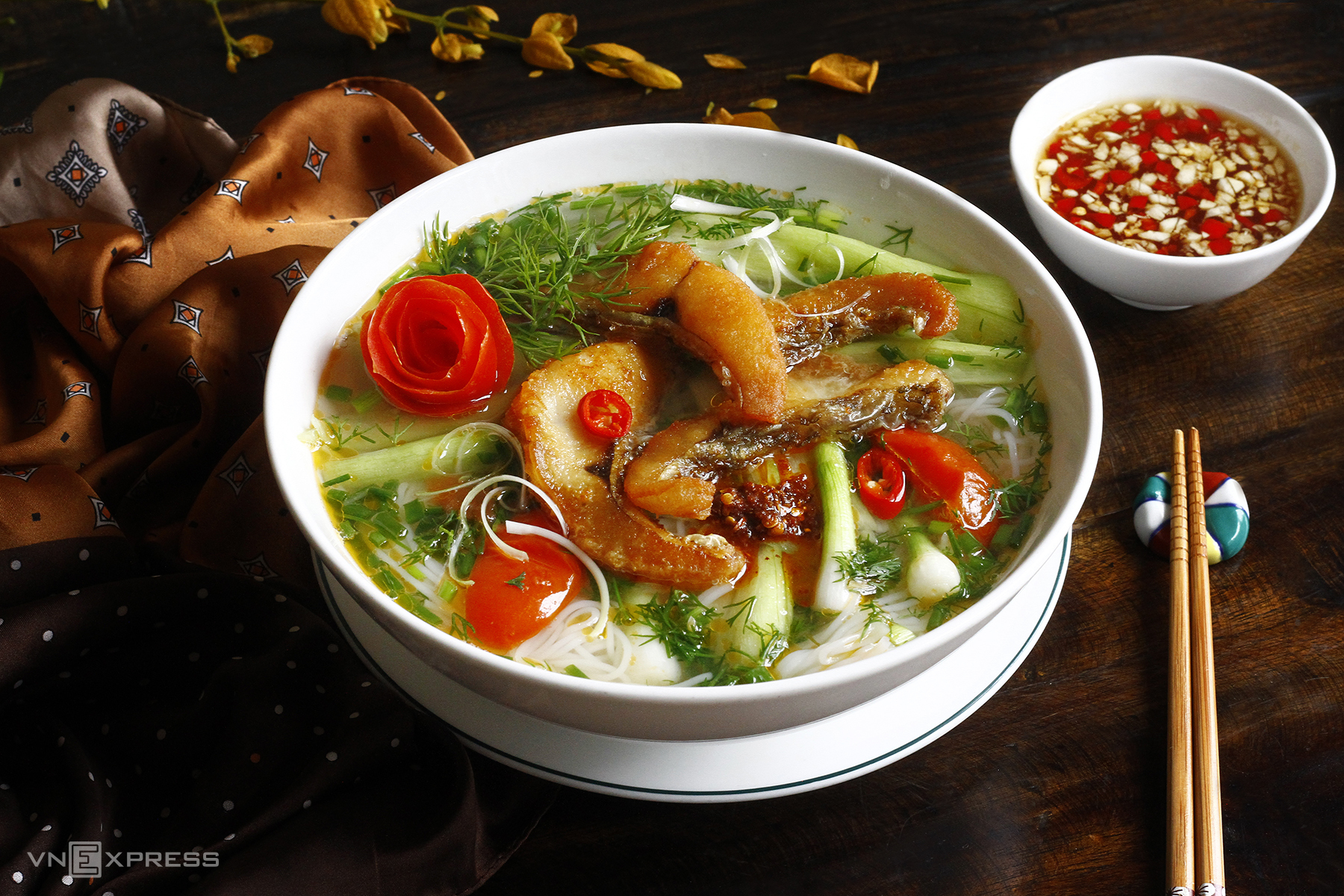 Bún cá bao nhiêu calo? Loại cá sử dụng, khẩu phần ăn, thành phần gây tăng năng lượng, phù hợp chế độ eat-clean Bún cá bao nhiêu calo? Loại cá sử dụng, khẩu phần ăn, thành phần gây tăng năng lượng, phù hợp chế độ eat-clean