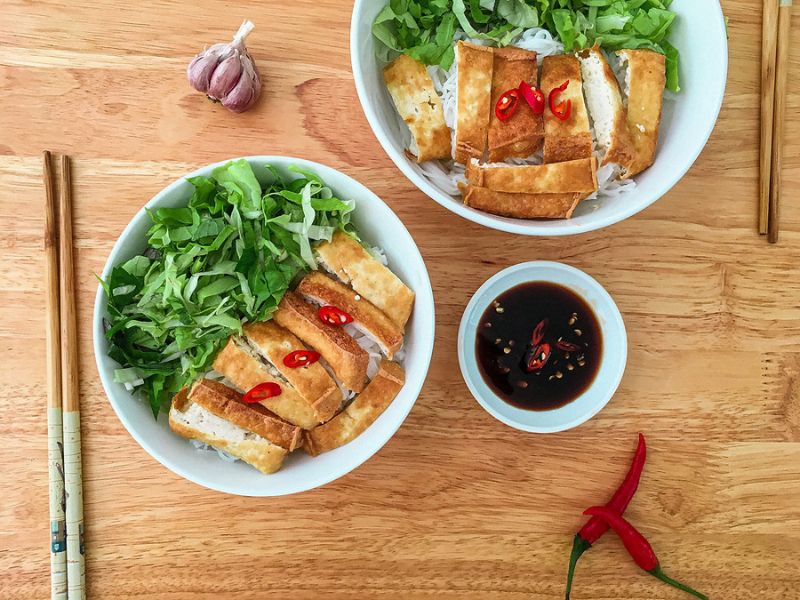 Bún nước tương bao nhiêu calo? Thành phần calo chính, giá trị dinh dưỡng chi tiết, nguy cơ tăng cân