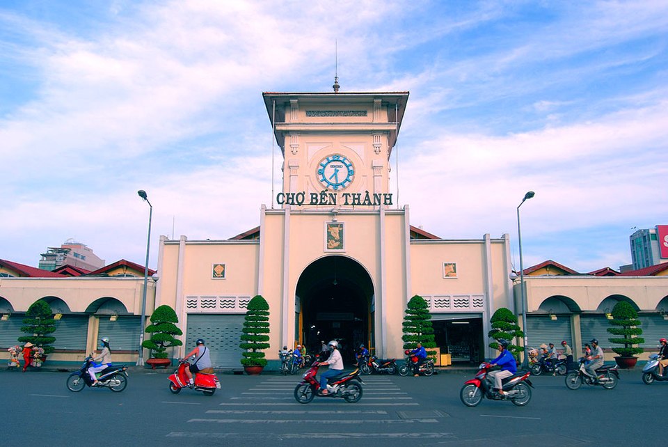 Chợ Bến Thành điểm đến văn hóa thương mại đặc sắc tại Sài Gòn với trải nghiệm mua sắm và ẩm thực hấp dẫn