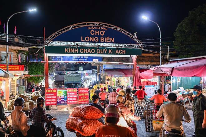 Chợ Long Biên - Hà Nội là chợ đầu mối nông sản hoạt động về đêm sầm uất cho tiểu thương và nguồn hàng thực phẩm tươi sống