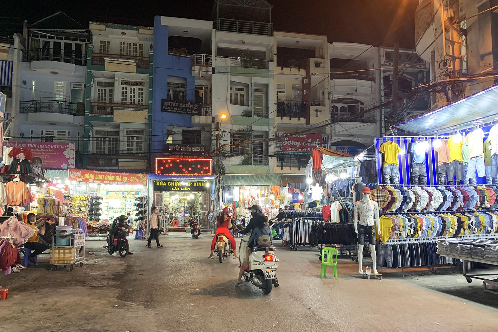 Chợ đêm Hạnh Thông Tây điểm đến ẩm thực đường phố và mua sắm giá rẻ tại Gò Vấp