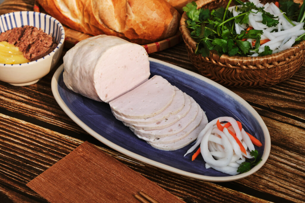 Bánh mì chả lụa bao nhiêu calo? Thành phần năng lượng chính, yếu tố thay đổi calo, bảng dinh dưỡng phổ biến