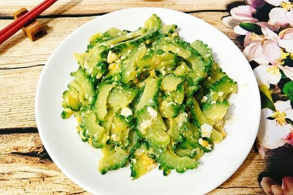 Khổ qua xào trứng bao nhiêu calo? Dinh dưỡng mỗi 100g, sức bền cho người tập, so với rau khác