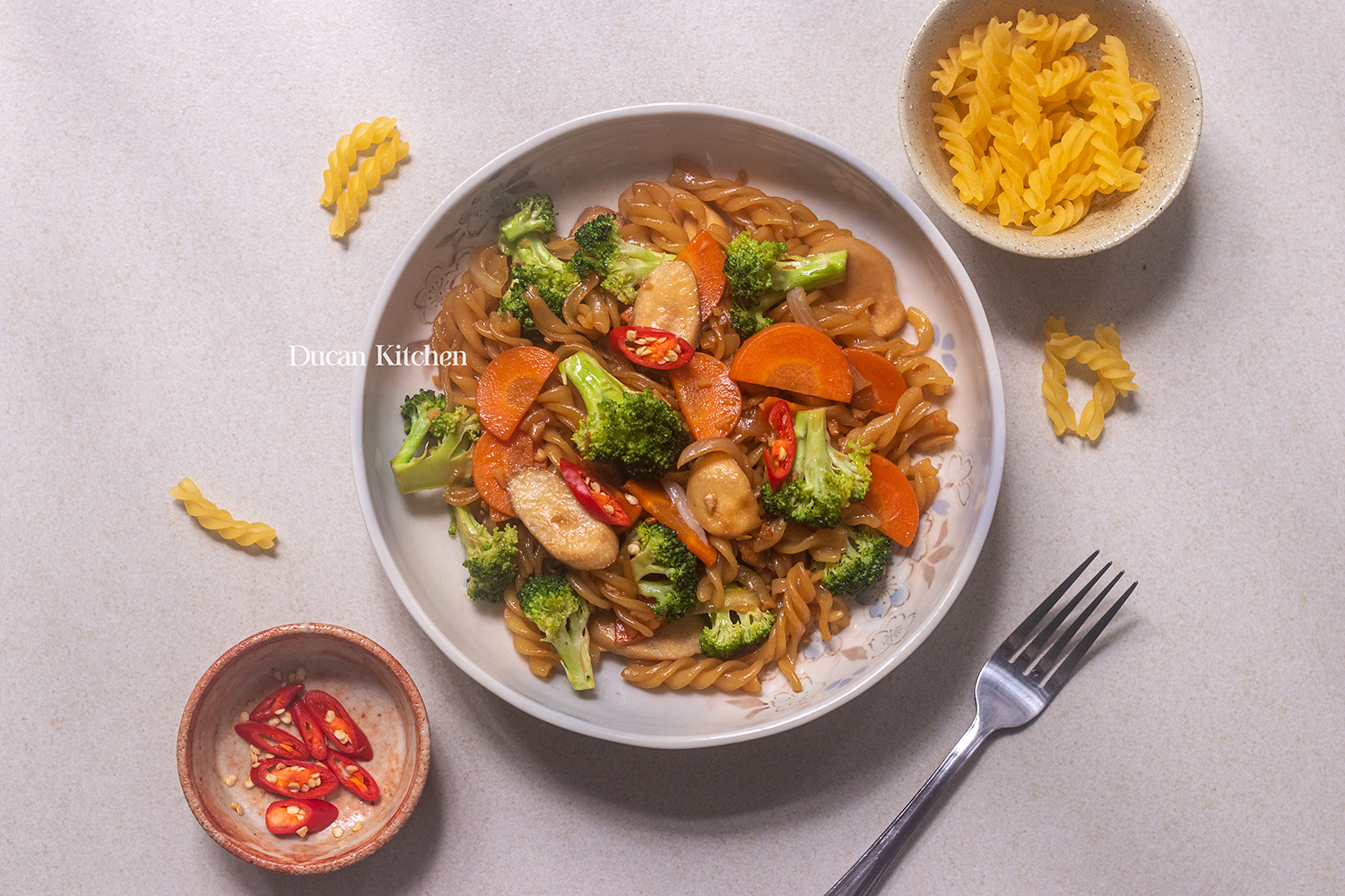 Nui xào bao nhiêu calo, protein? Thành phần dinh dưỡng, biến thể giàu đạm, tác động đến cân nặng