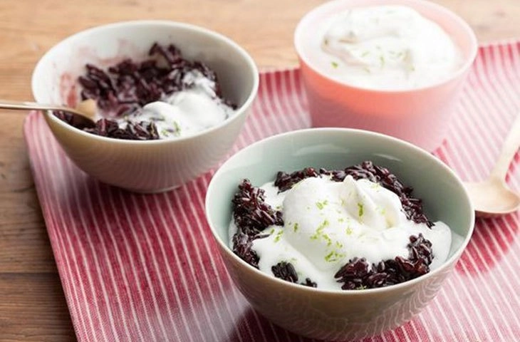 Sữa chua nếp cẩm bao nhiêu calo? Thành phần dinh dưỡng, ảnh hưởng đến cân nặng, so sánh món tương tự, mẹo ăn tốt cho sức khỏe