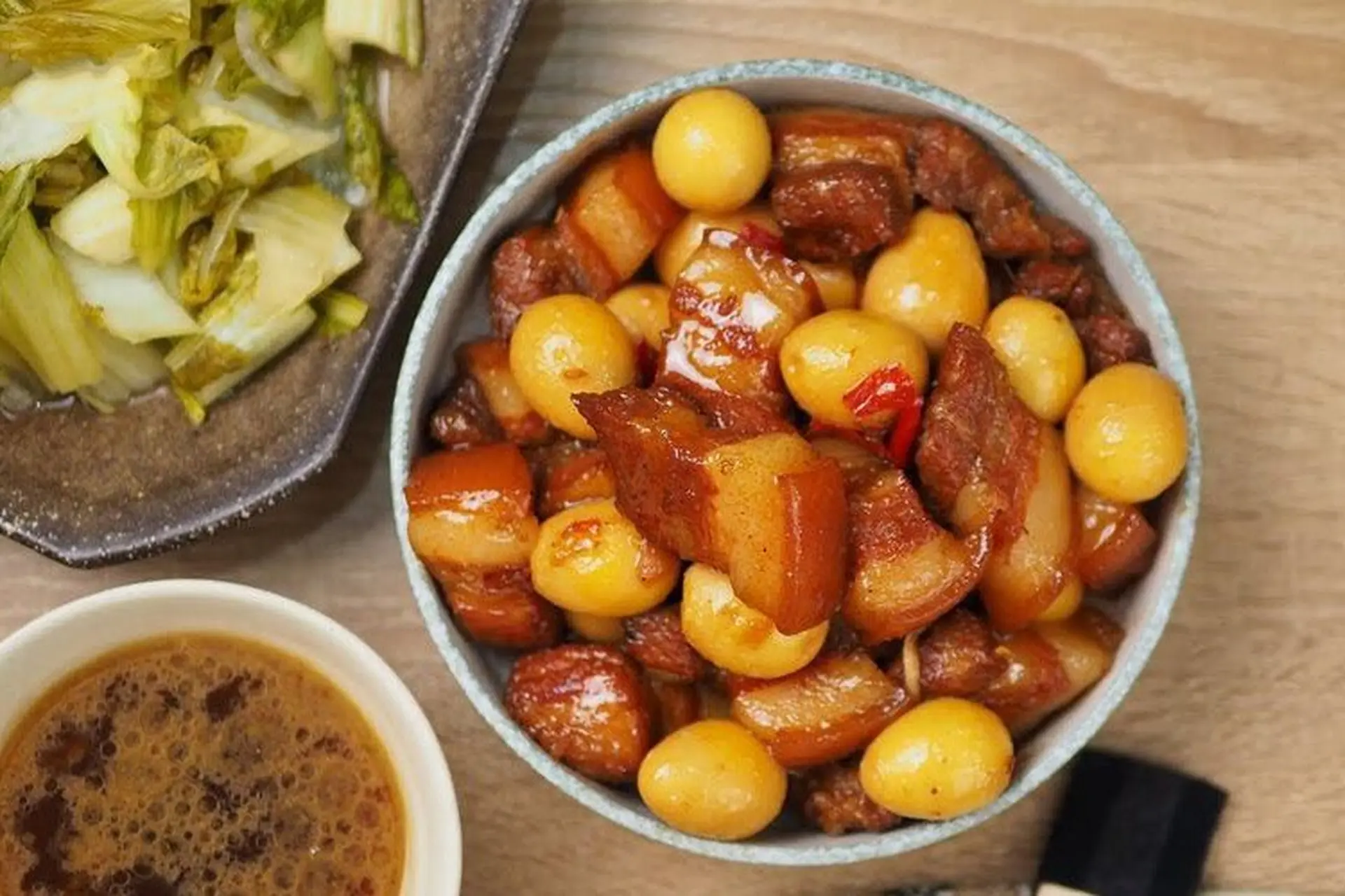 Thịt kho bao nhiêu calo? Dinh dưỡng trong 100g, so sánh các loại thịt kho, ảnh hưởng từ nguyên liệu nấu