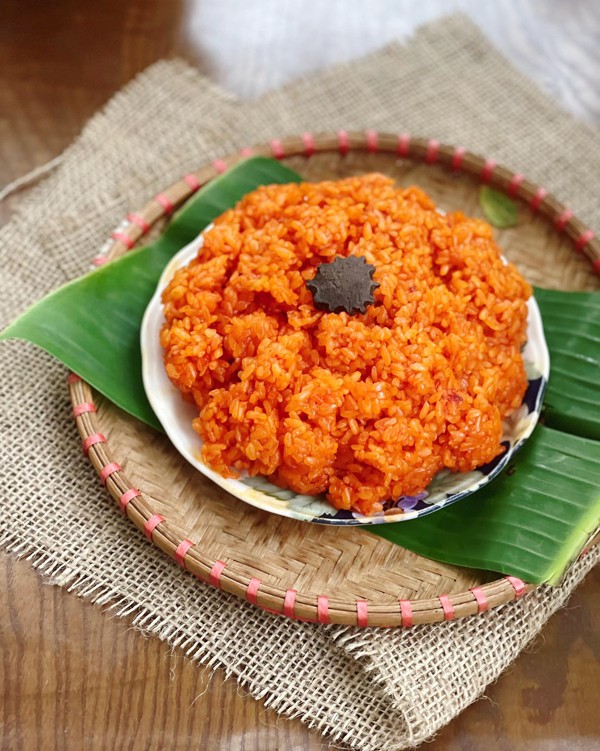 Xôi gấc bao nhiêu calo? Năng lượng trong 100g, thành phần ảnh hưởng lượng calo, bảng dinh dưỡng chi tiết