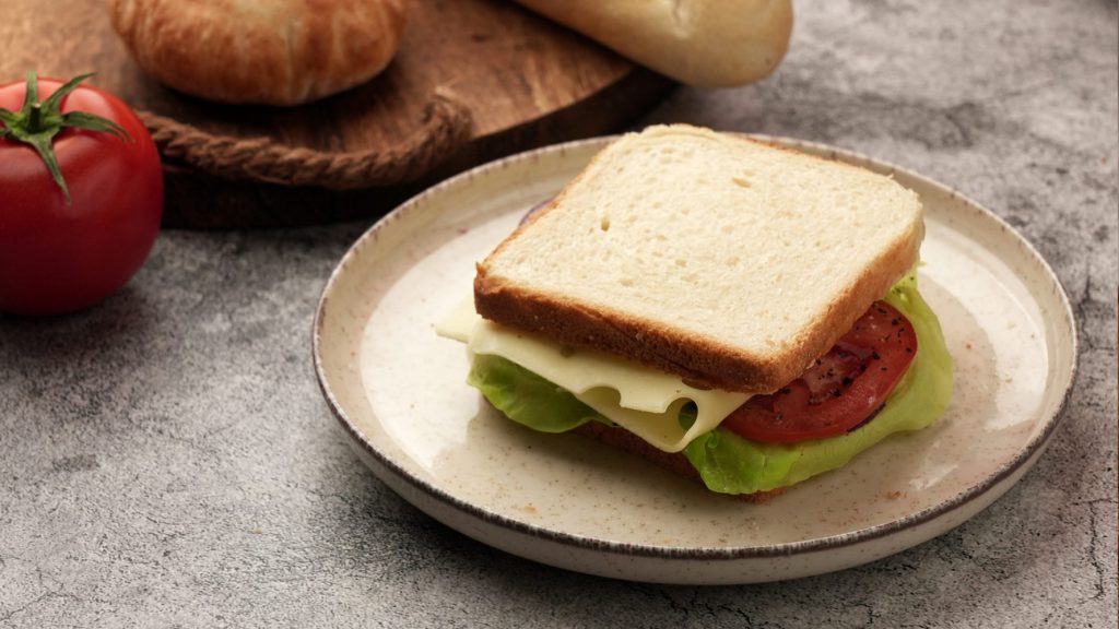 1 lát bánh mì sandwich bao nhiêu calo? Thành phần ảnh hưởng, loại bánh, cách chế biến khác nhau