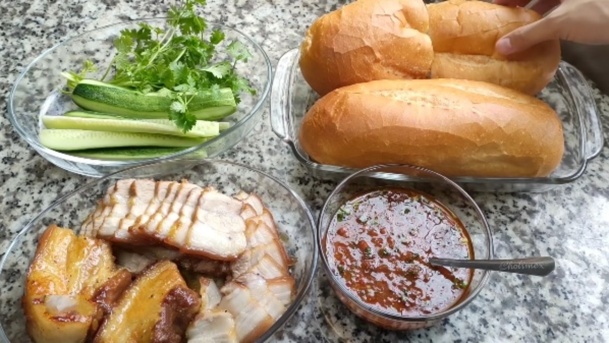 1 ổ bánh mì thịt bao nhiêu calo, protein? Giá trị dinh dưỡng, yếu tố ảnh hưởng, so sánh món tương đương, tác động cân nặng