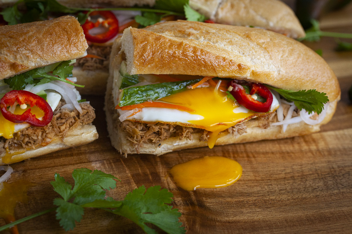 1 ổ bánh mì trứng bao nhiêu calo, protein? Thành phần dinh dưỡng, cách chế biến, phù hợp sức khỏe không