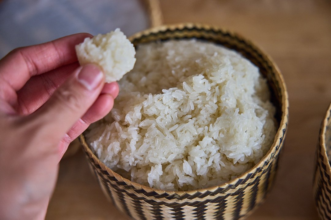 100g xôi bao nhiêu calo? Lượng calo theo loại xôi, đối tượng phù hợp, thời điểm nên ăn