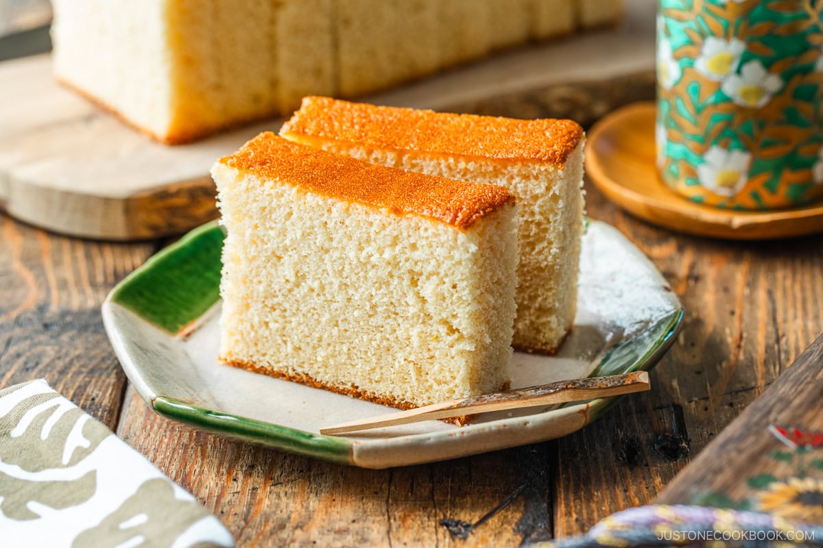 Bánh bông lan bao nhiêu calo? Thành phần ảnh hưởng calo, tác động đến cân nặng, loại bánh phổ biến khác nhau
