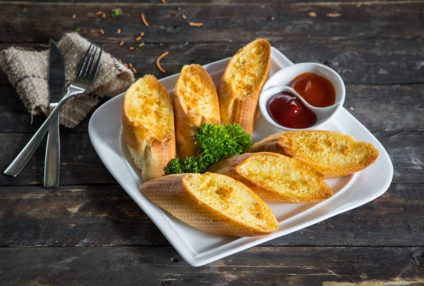 Bánh mì bơ bao nhiêu calo? Loại bánh, loại bơ, bảng thành phần dinh dưỡng ảnh hưởng thế nào