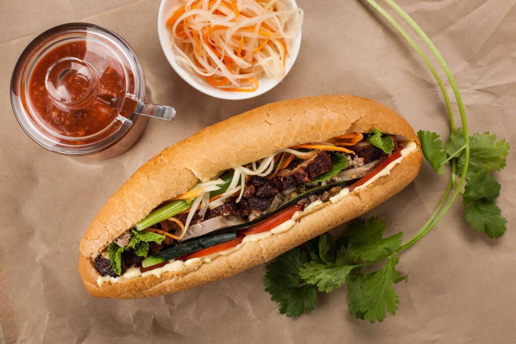 Bánh mì chả cá bao nhiêu calo? Thành phần dinh dưỡng, năng lượng trung bình, yếu tố ảnh hưởng calorie