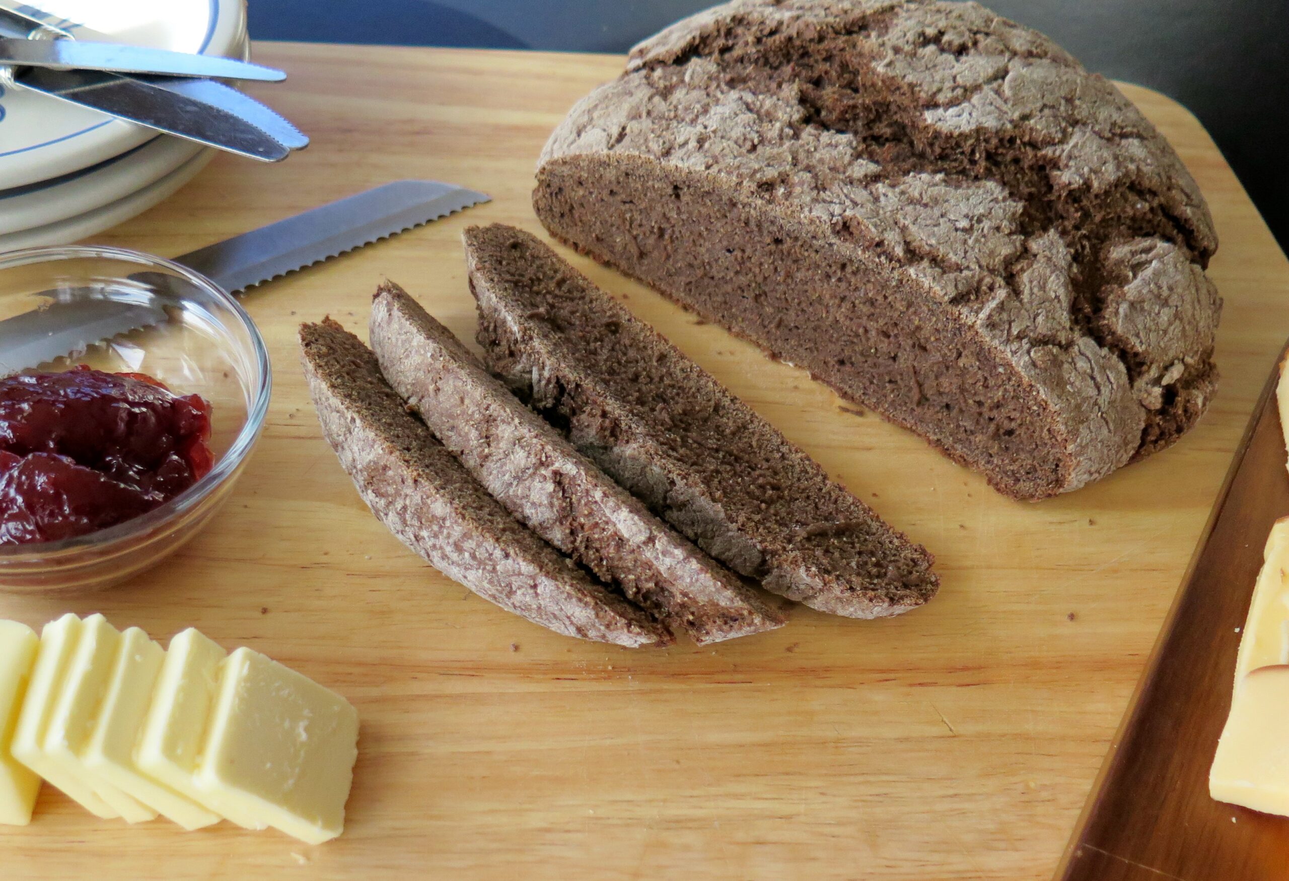 Bánh mì đen bao nhiêu calo? Thành phần dinh dưỡng, kiểm soát cân nặng, so sánh với bánh mì trắng