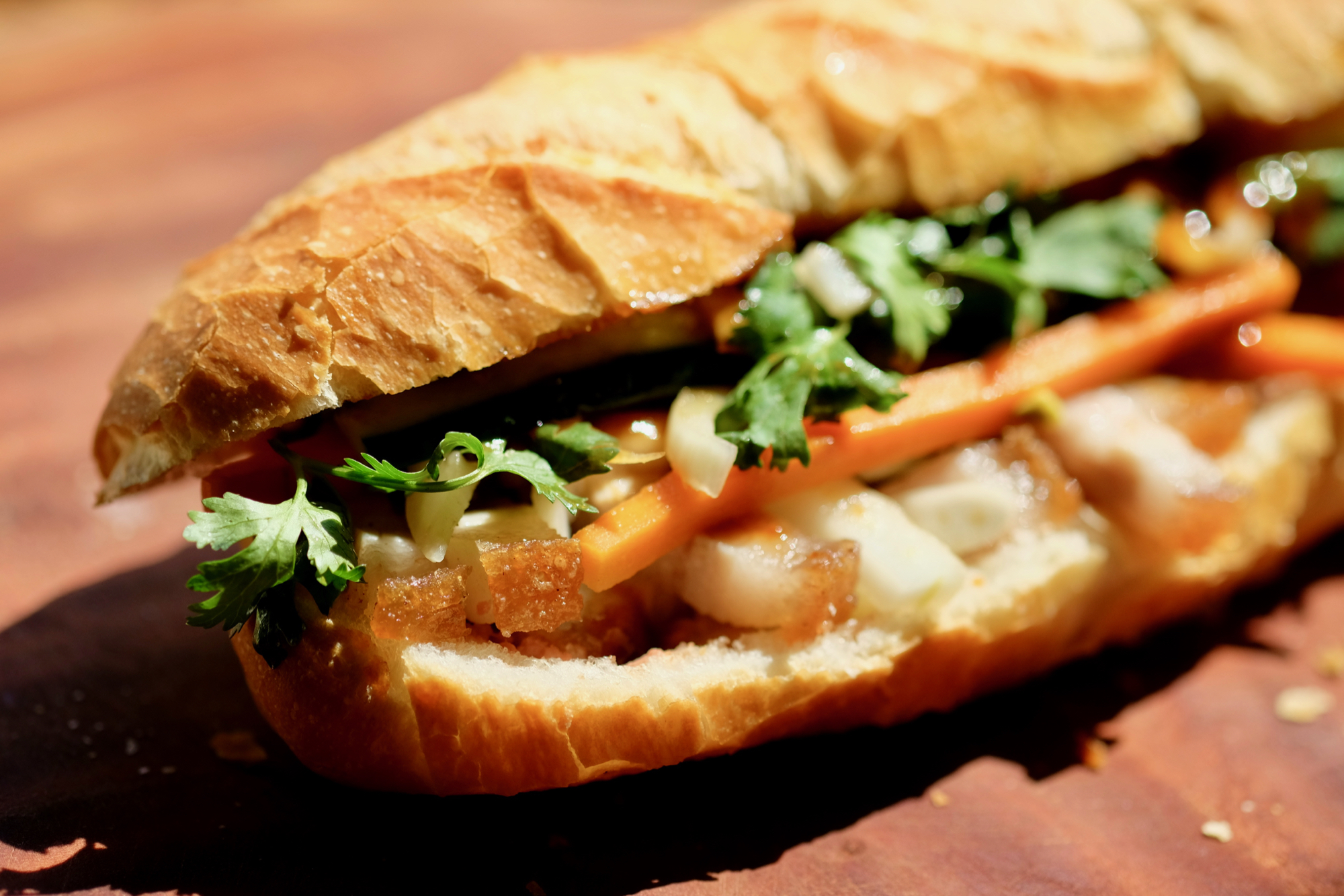 Bánh mì heo quay bao nhiêu calo? Thành phần dinh dưỡng, chất đạm và béo, phù hợp ăn uống giảm cân