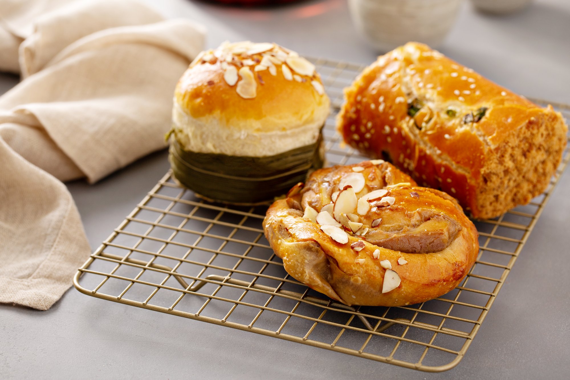 Bánh mì ngọt bao nhiêu calo? Thành phần quyết định năng lượng, ảnh hưởng cân nặng, so sánh các loại khác nhau