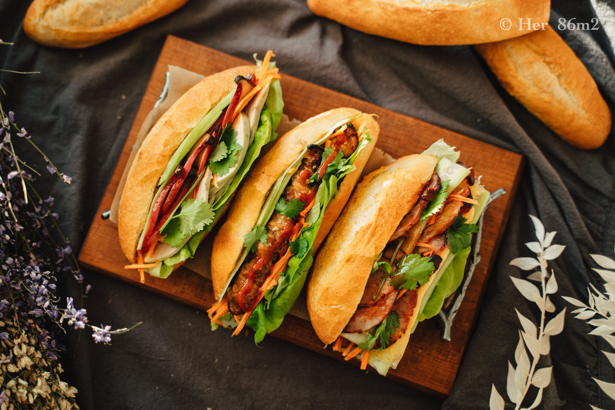 Bánh mì thập cẩm bao nhiêu calo? Yếu tố ảnh hưởng calo, giá trị dinh dưỡng, so sánh món thay thế