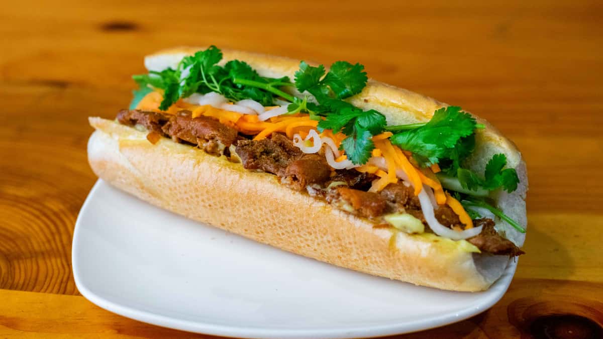 Bánh mì thịt nướng bao nhiêu calo? Calo từng thành phần, dưỡng chất cung cấp, so với phở và cơm tấm