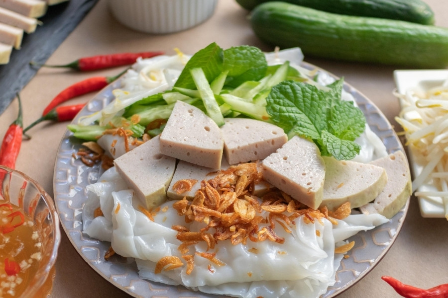 Bánh ướt bao nhiêu calo? Một hộp chả lụa, 100g bánh không nhân, bảng dinh dưỡng chi tiết