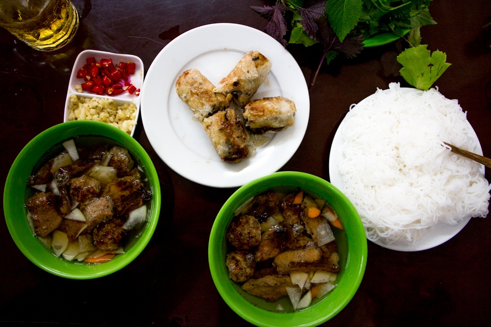 Bún chả bao nhiêu calo, protein? Thành phần làm tăng năng lượng, cách chế biến ảnh hưởng chất béo, so với phở bò ra sao