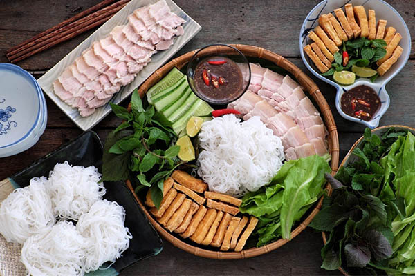 Bún đậu mắm tôm bao nhiêu calo? Suất ăn thường có gì, ảnh hưởng cân nặng, cách chế biến, so sánh món khác
