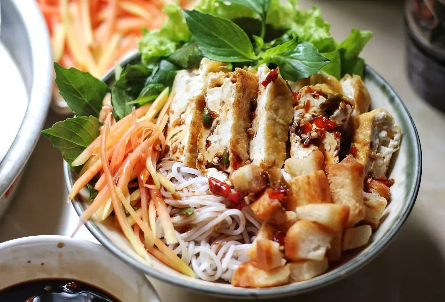 Bún nước tương bao nhiêu calo? Thành phần calo chính, giá trị dinh dưỡng chi tiết, nguy cơ tăng cân