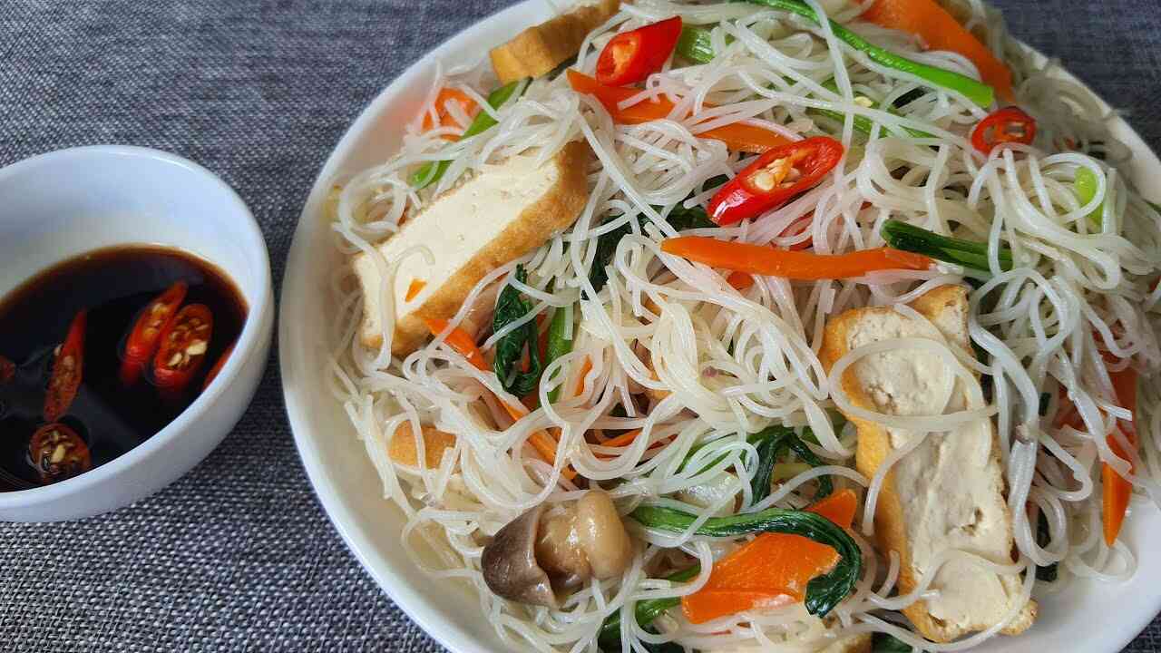 Bún xào chay bao nhiêu calo? Thành phần dinh dưỡng, ảnh hưởng cân nặng, kiểu chế biến tốt cho ăn kiêng