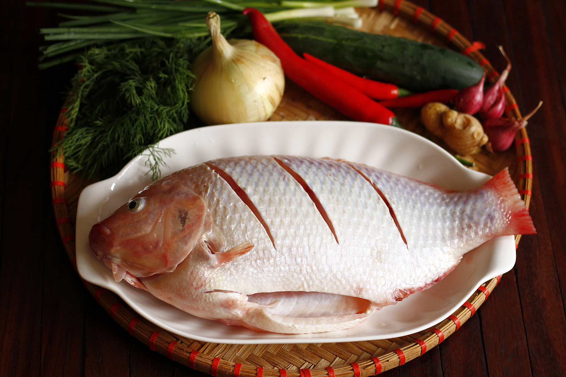 Cá diêu hồng bao nhiêu calo? Protein trong thịt cá, cách nấu ảnh hưởng calo, phù hợp người giảm cân