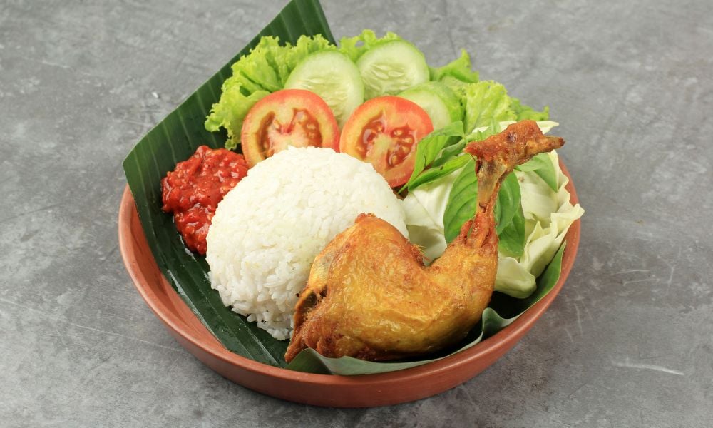Cơm gà xối mỡ bao nhiêu calo, protein? Thành phần dinh dưỡng, ảnh hưởng chế độ ăn, so sánh món thay thế