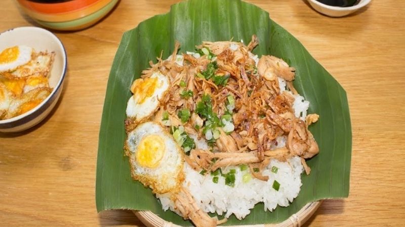 Xôi gà bao nhiêu calo? Thành phần dinh dưỡng, ảnh hưởng sức khỏe, so sánh món sáng khác