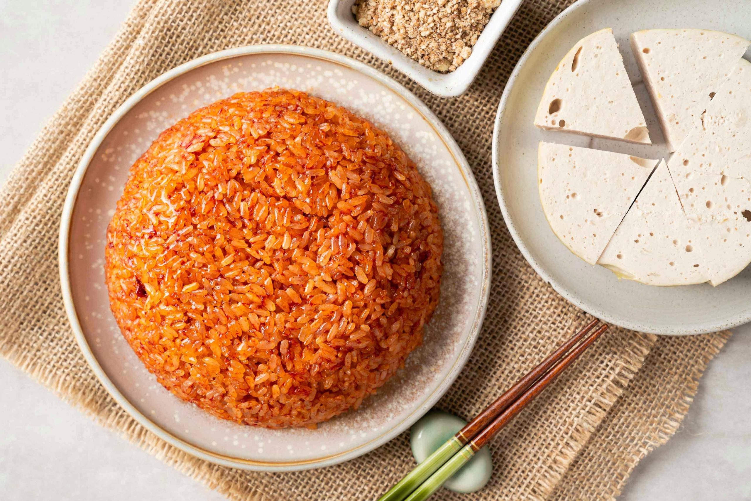 Xôi gấc bao nhiêu calo? Năng lượng trong 100g, thành phần ảnh hưởng lượng calo, bảng dinh dưỡng chi tiết