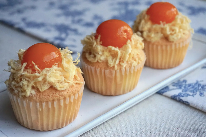 Bánh bông lan trứng muối bao nhiêu calo? Thành phần dinh dưỡng, yếu tố tăng calo, nguy cơ tăng cân