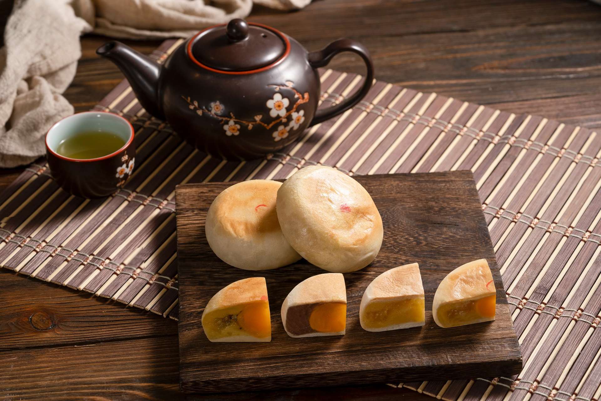 Bánh pía bao nhiêu calo? Thành phần dinh dưỡng, kích thước ảnh hưởng calorie, tác động sức khỏe Bánh pía bao nhiêu calo? Thành phần dinh dưỡng, kích thước ảnh hưởng calorie, tác động sức khỏe