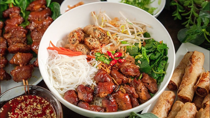 Bún thịt nướng bao nhiêu calo? Lượng khẩu phần, cách chế biến, giá trị dinh dưỡng và ảnh hưởng cân nặng
