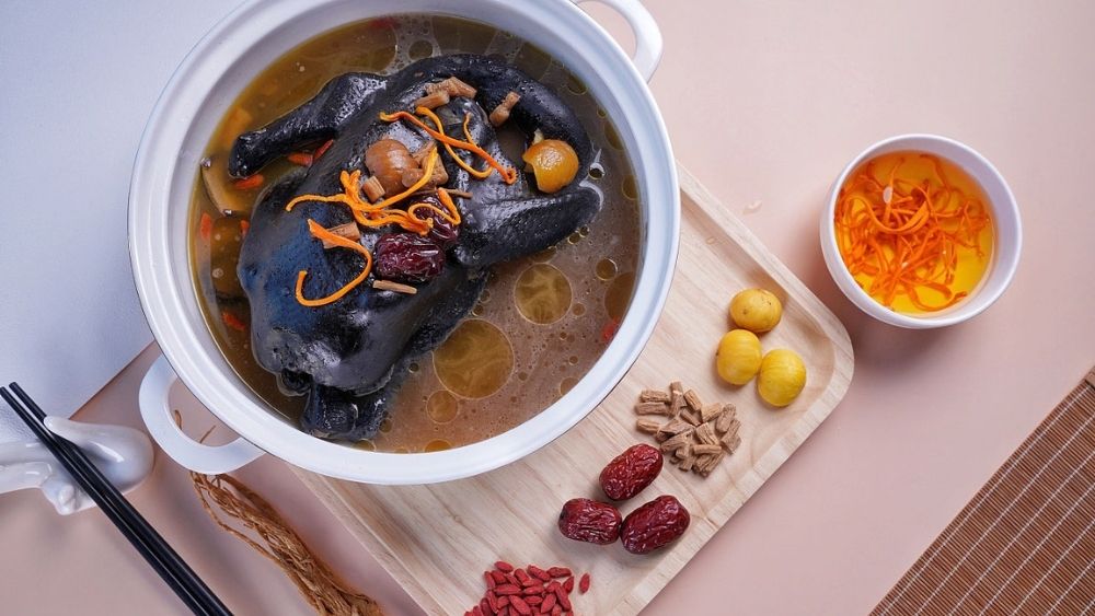 Gà ác tiềm thuốc bắc là gì, giá trị dinh dưỡng, cách nấu, lưu ý khi ăn