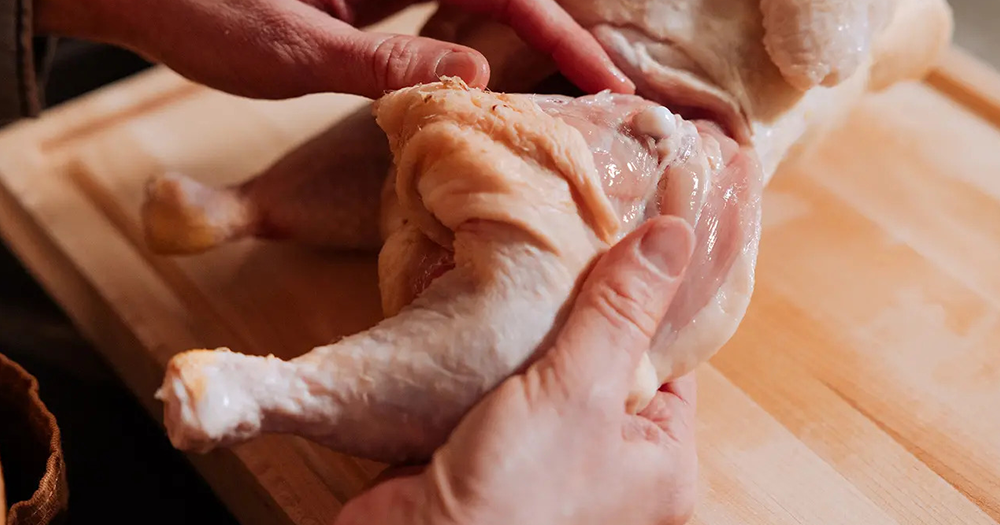 Gà bị tụ huyết trùng có ăn thịt được không, có ảnh hưởng sức khỏe và pháp luật gì không