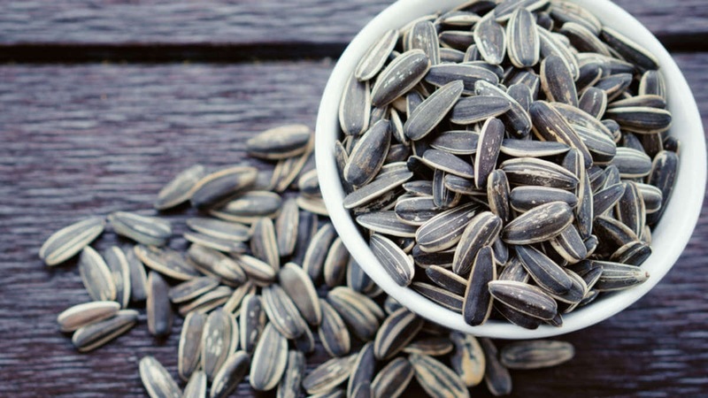 Hạt hướng dương bao nhiêu calo, protein? Thành phần dinh dưỡng, lợi ích sức khỏe, so sánh các loại hạt, cách chế biến phù hợp