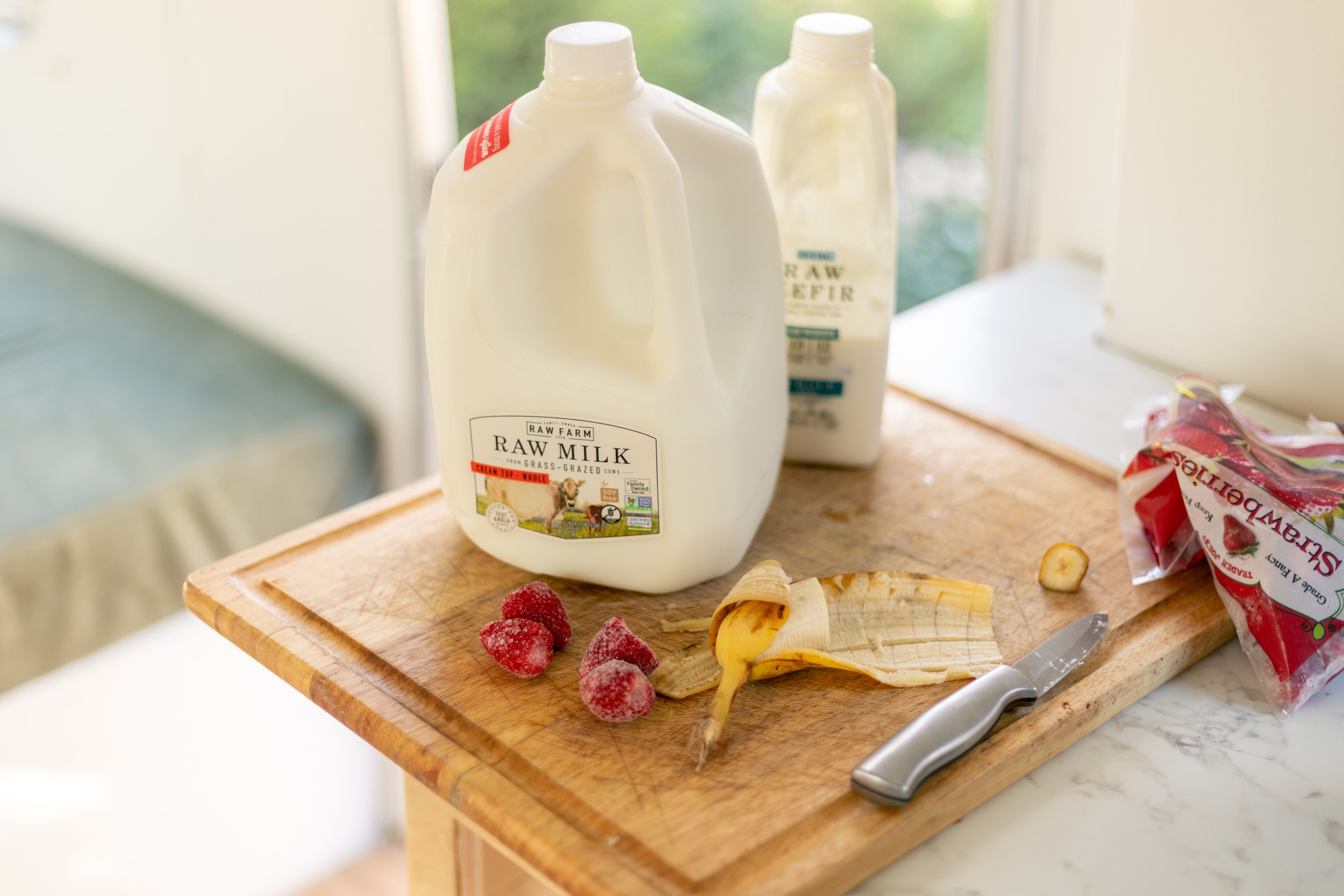 Sữa tươi bao nhiêu calo, protein? Hàm lượng dinh dưỡng, giá trị năng lượng, lợi ích sức khỏe